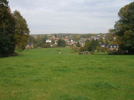 Groesbeek NL : Vom Hotel-Restaurant De Wolfsberg hat man einen schönen Ausblick auf das im Tal liegende Groesbeek